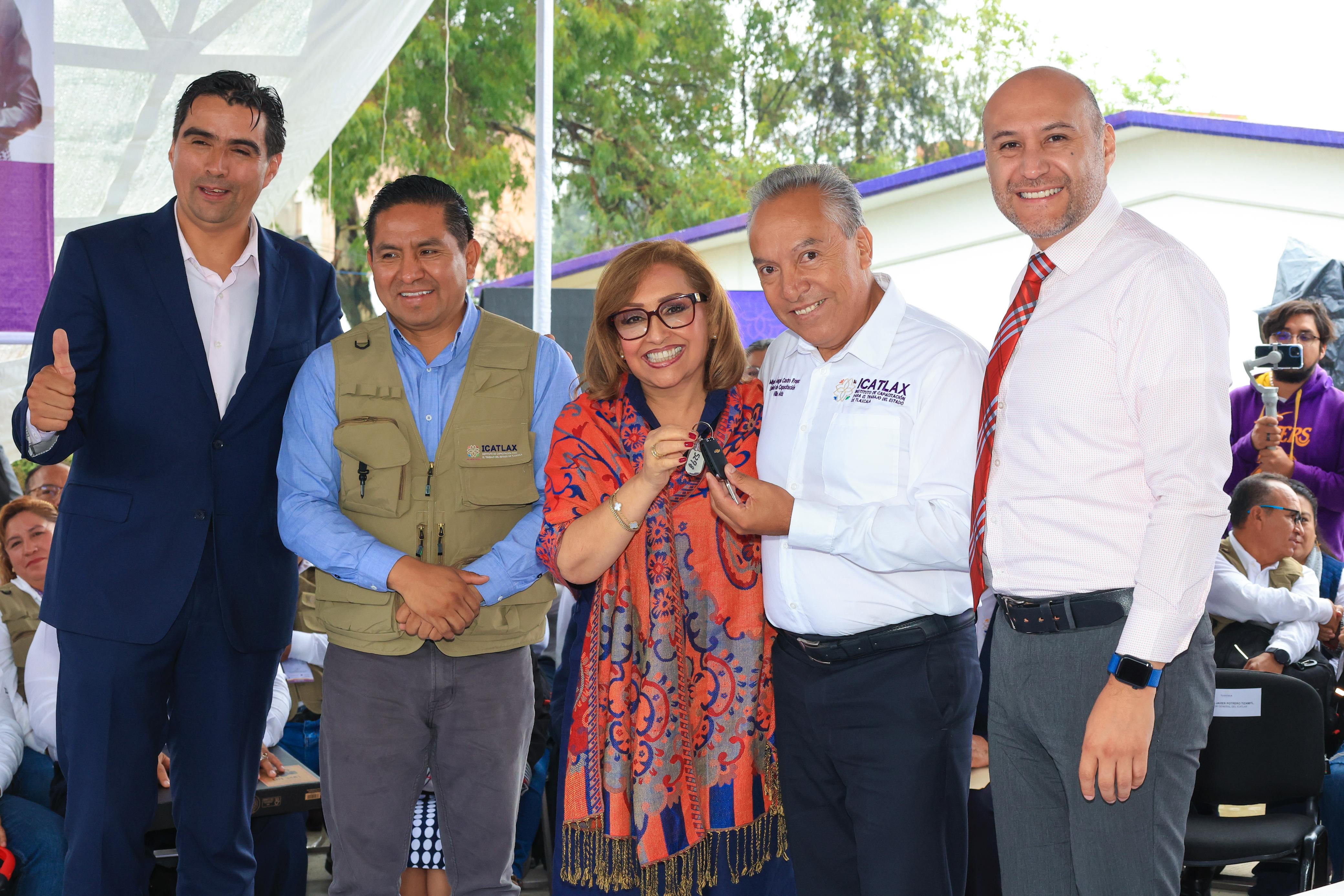 Fortalece gobernadora al Icatlax con equipamiento y unidades vehiculares